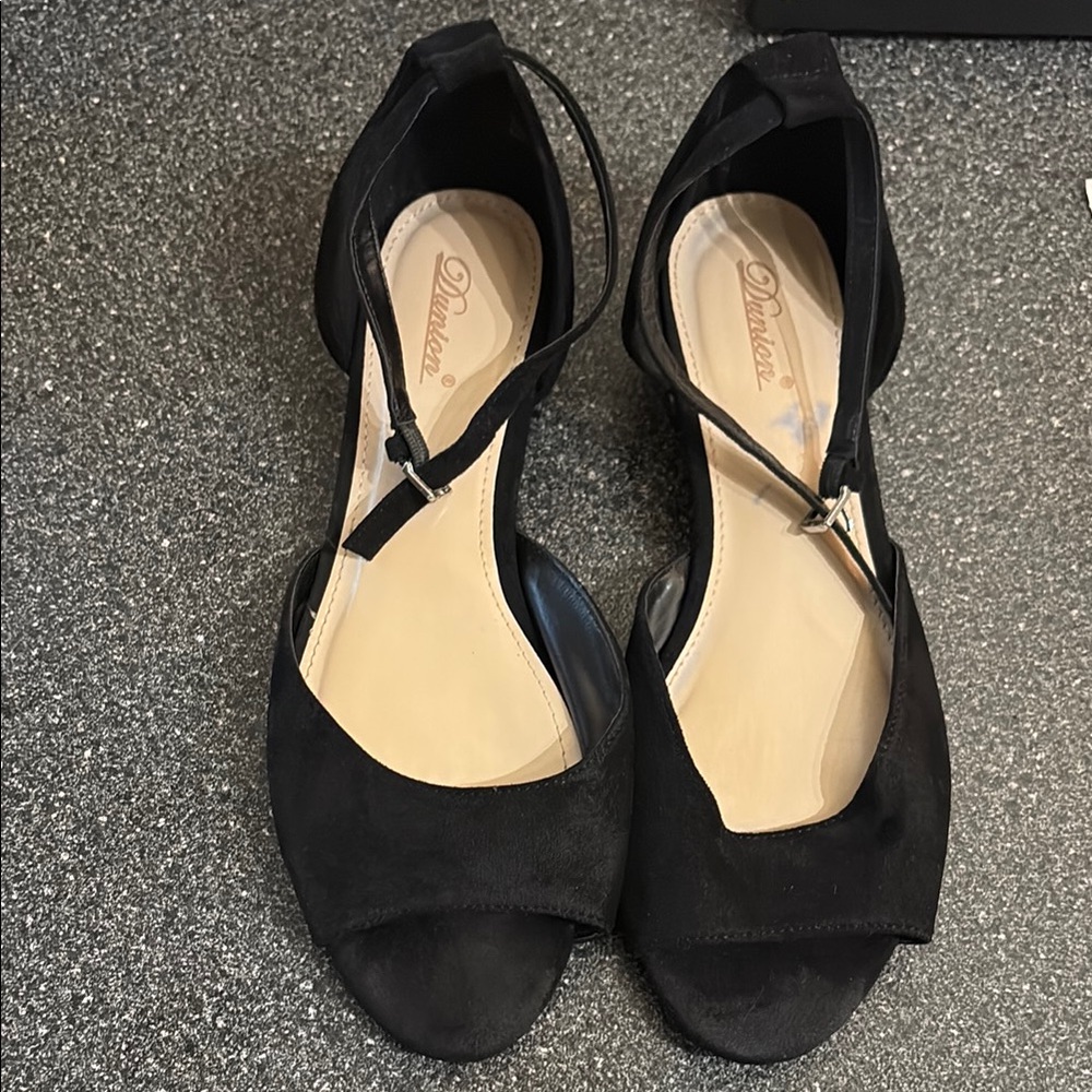 Chic Black Open-Toe Sandals - Picture 2 of 12